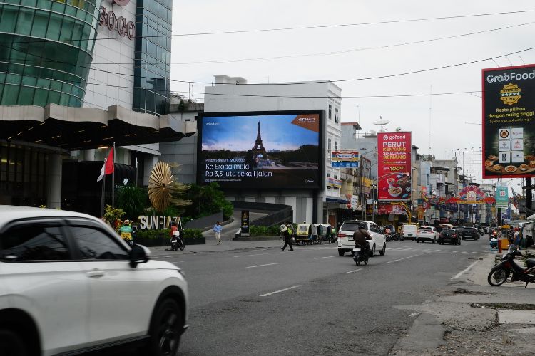 Etihad Airways ads on Videotron at Sun Plaza Medan, Indonesia