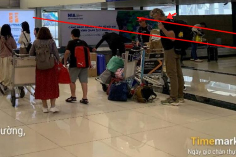 1 Panel Horizontal Light Box Billboard at Noi Bai International Airport, Noi Bai Ward, Ha Noi City (DA50 Conveyor belt No. 06, Domestic Arrival – Wing A, Level 1, opposite the escalator at the entrance to Wing A, Terminal T1)