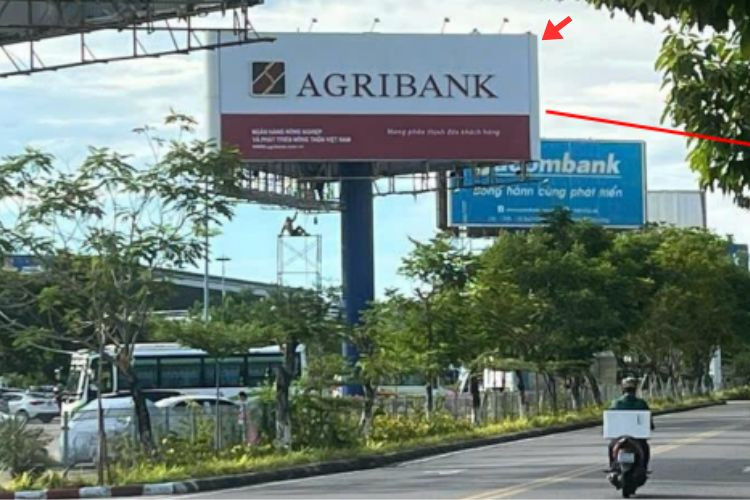 Horizontal Unipole Billboard at Da Nang International Airport, Hoa Cuong Ward, Da Nang City (car parking area in front of the domestic terminal)