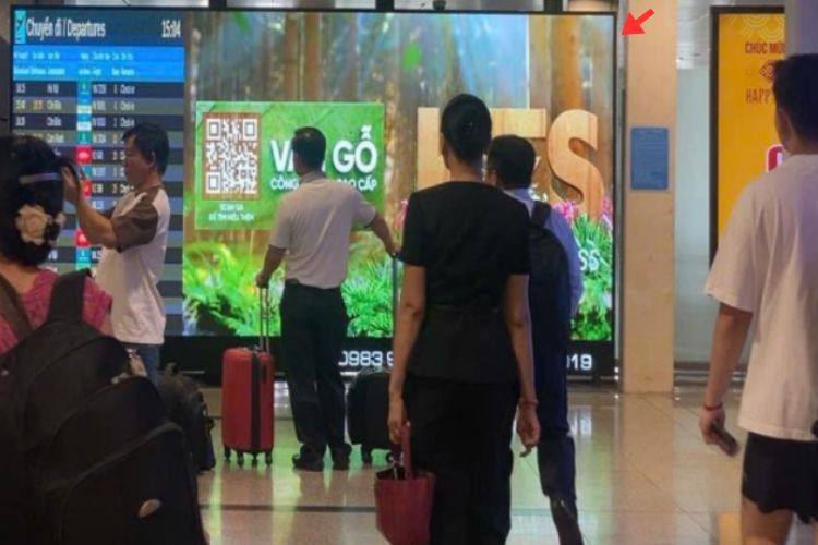 1 Panel Horizontal Airport LED Screen Billboard at Tan Son Nhat International Airport, Tan Son Hoa Ward, Ho Chi Minh City (Level 2, center of the Domestic Departures lounge area, next to the flight information display board, Terminal T1)