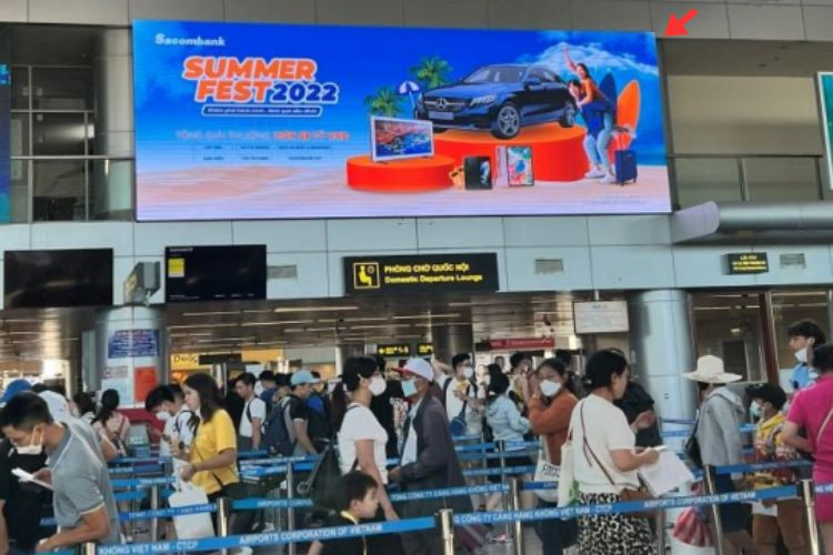 Horizontal Airport LED Screen Billboard at Da Nang International Airport, Hoa Cuong Ward, Da Nang City (Public area in front of the security screening entrance, Domestic Departures Terminal)