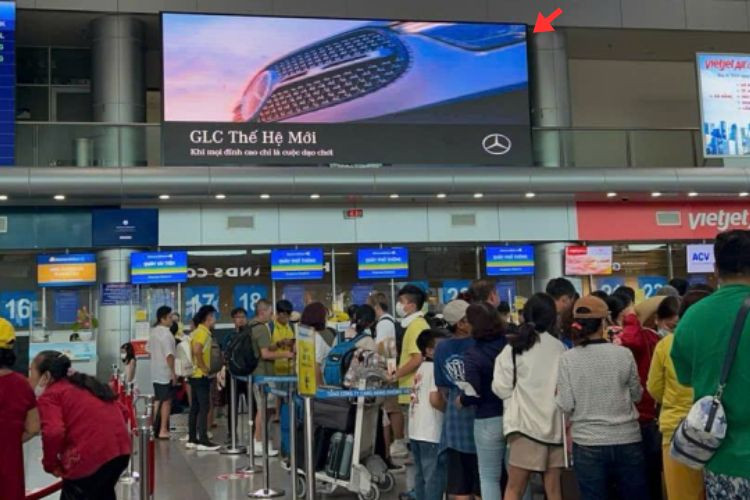 Horizontal Airport LED Screen Billboard at Da Nang International Airport, Hoa Cuong Ward, Da Nang City (Central area of the Domestic Departures check-in hall)