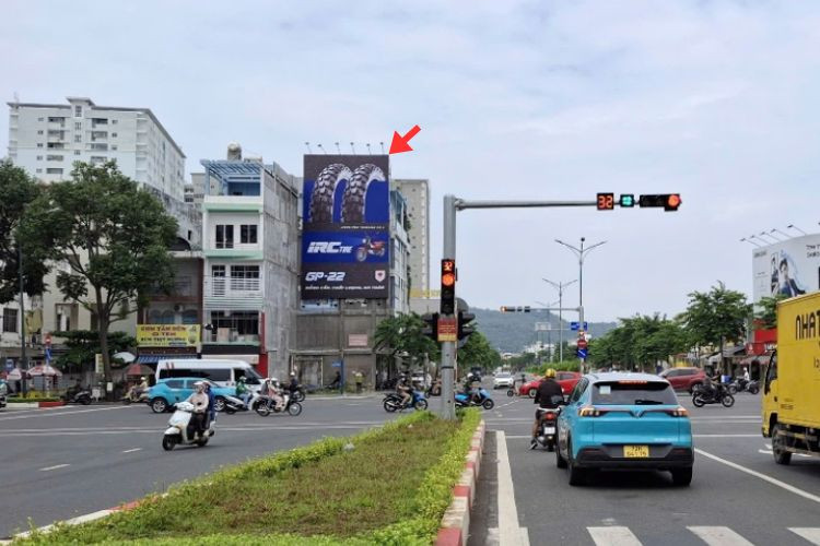 1 Panel Vertical Wallscape Billboard at 364 Le Hong Phong, Tam Thang Ward, Ho Chi Minh City