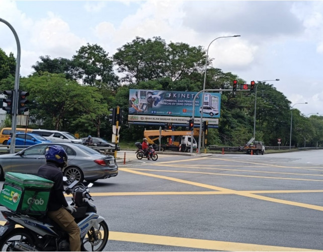 1 Sided Free Standing Billboard at Jalan Lapangan Terbang Subang, Ara Damansara, Selangor (to Oasis Damansara)