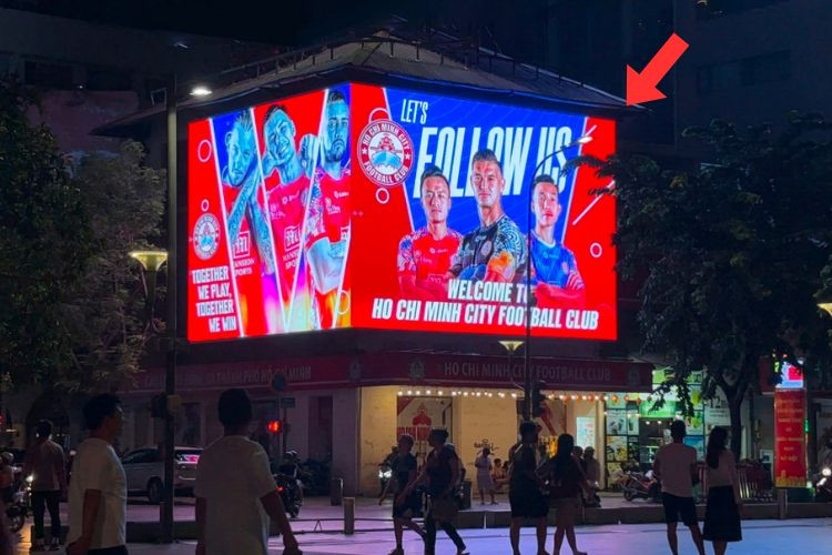 Night view - Horizontal Curved LED screen Billboard at Nguyen Hue Walking Street, 12 Bis Nguyen Hue, Ho Chi Minh Cỉy.