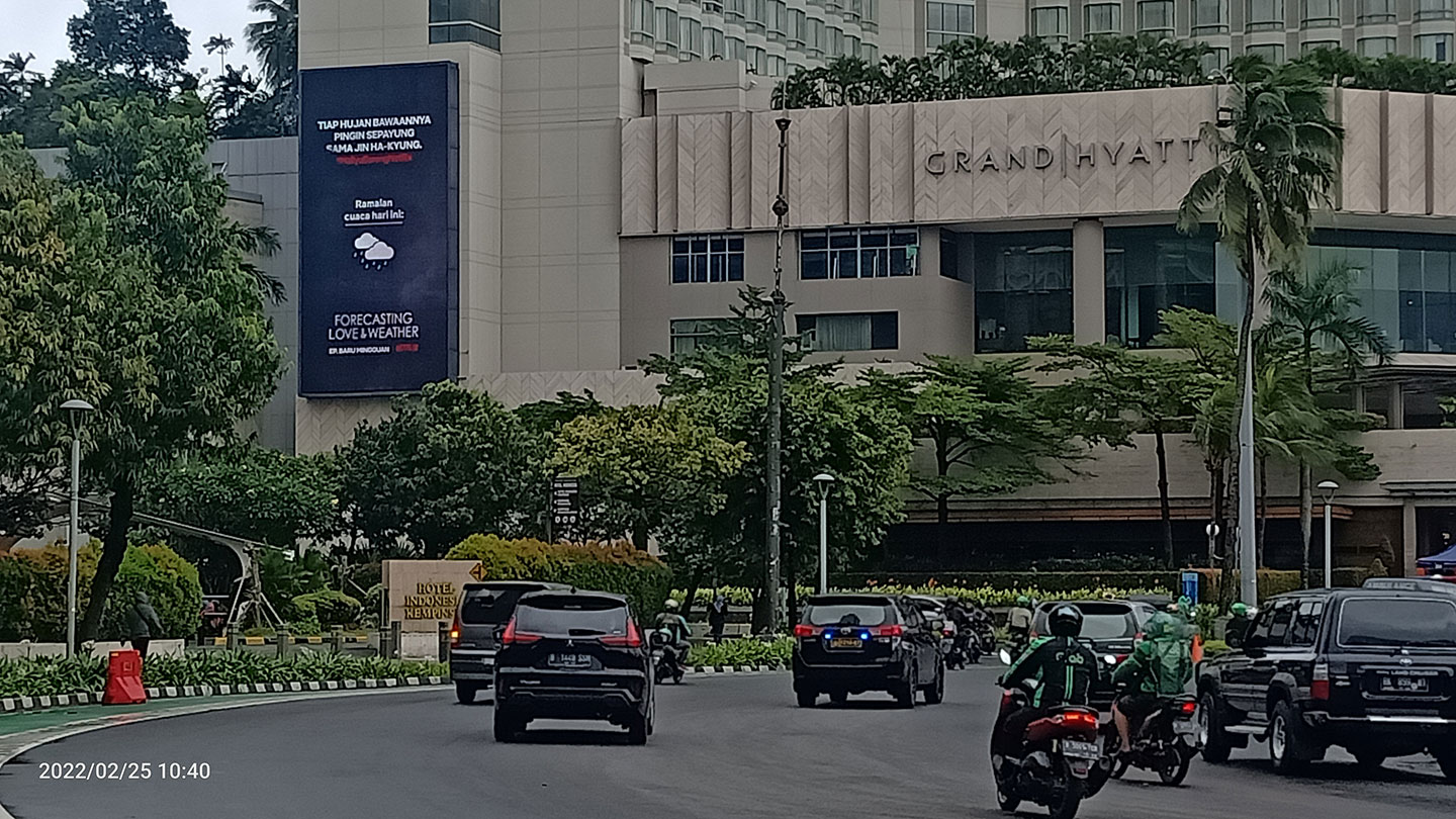 Iklan Netflix Prediksi Cuaca Hujan Plaza Indonesia
