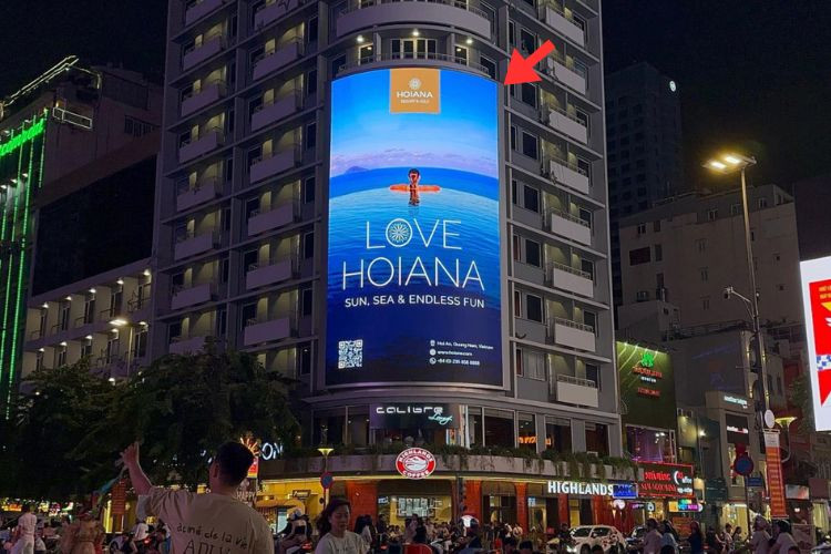 1 Panel Vertical LED Screen Billboard at 66 Nguyen Hue, Sai Gon Ward, Ho Chi Minh City