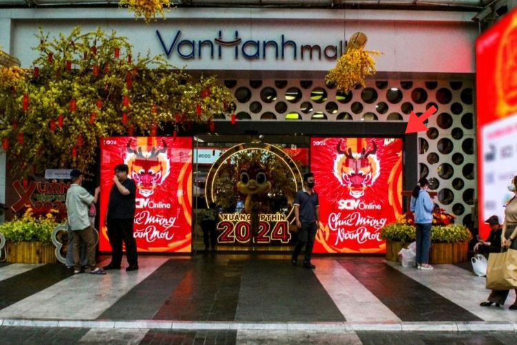 4 Panel Vertical LED Screen Billboard at 11 Su Van Hanh, Hoa Hung Ward, Ho Chi Minh City (Van Hanh Mall)