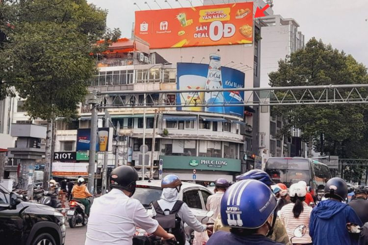 1 Panel Horizontal Wall-mounted Pano Billboard at 163 Nguyen Thai Hoc, Ben Thanh Ward, Ho Chi Minh City
