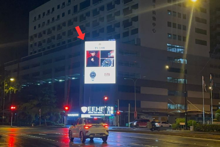 Night View - Vertical Digital Screen Billboard at Wisma Merdeka, Jalan Tun Razak, Kota Kinabalu, Sabah
