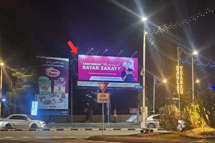 Night View - Horizontal Minipole Billboard at Jalan Sultan Mahmud / Jalan Kamaruddin, Kuala Terengganu, Terengganu