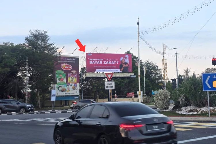 Day View - Horizontal Minipole Billboard at Jalan Sultan Mahmud / Jalan Kamaruddin, Kuala Terengganu, Terengganu