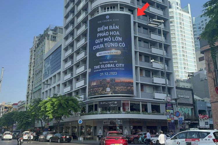 1 Sided Vertical Curved LED Screen Billboard at 33 Nguyen Hue, Sai Gon, Ho Chi Minh City (Palace Hotel)