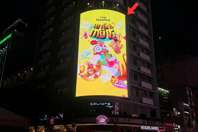 Night view - Vertical Curved LED Screen Billboard at 33 Nguyen Hue, Sai Gon, Ho Chi Minh City