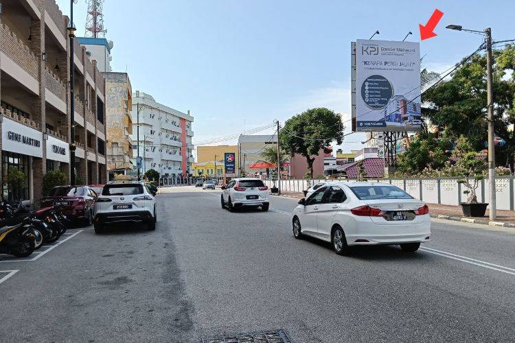 1 Sided Vertical Minipole Billboard at Jalan Sulaiman, Muar, Johor (beside Indian temple from roundabout)