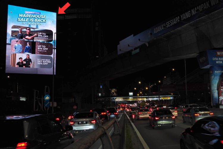 Night View - Vertical Digital Screen Billboard at Federal Highway, Kuala Lumpur (opposite Bangsar South)