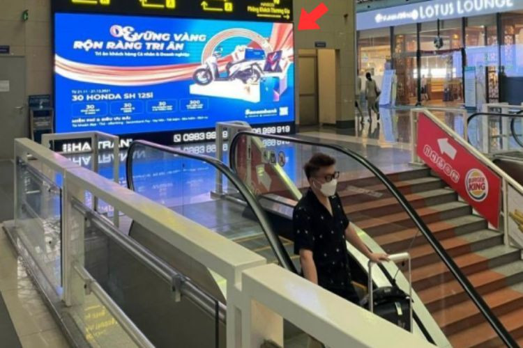 Horizontal Airport LED Screen Billboard at Noi Bai International Airport, Noi Bai Ward, Ha Noi City (Level 3, Zone D, below the signboard leading to the airline business lounges, Domestic Departures Terminal)