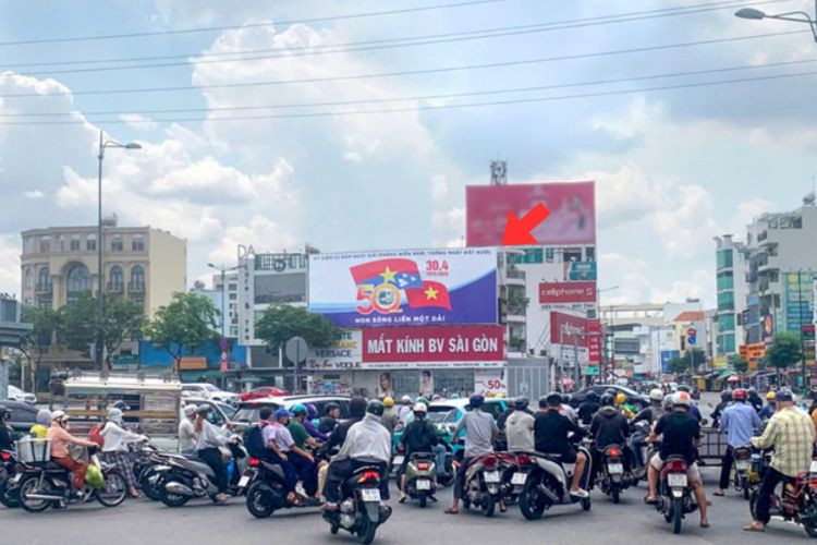 1 Panel Horizontal Wall-mounted Pano Billboard at 563 Le Quang Dinh, Hanh Thong Ward, Ho Chi Minh City