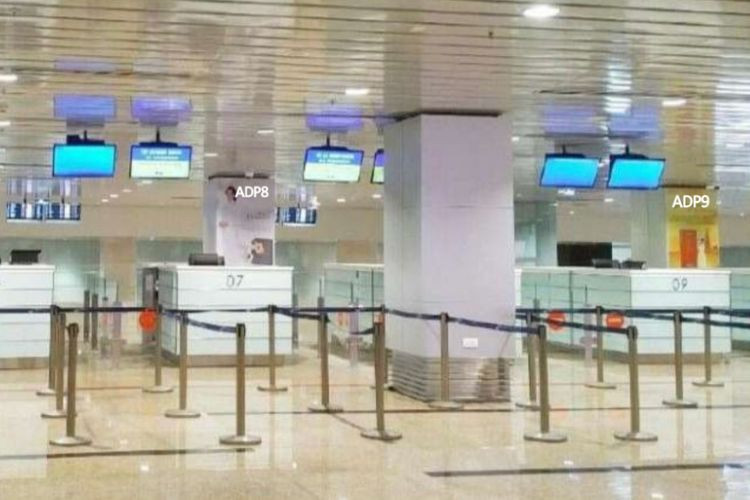 Day view - Vertical Airport LED Screen Billboard at Cam Ranh International Airport, Bac Cam Ranh Ward, Khanh Hoa