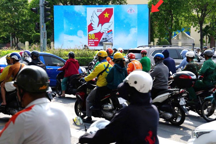 1 Sided Horizontal LED Screen Billboard at 3/2 - Nguyen Tri Phuong - Thanh Thai intersection, District 10, Ho Chi Minh City
