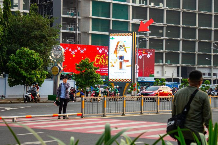 2 Sided Vertical LED Screen Billboard at Corner of Le Loi - Nam Ky Khoi Nghia (Left side), Ben Thanh Ward, Ho Chi Minh City