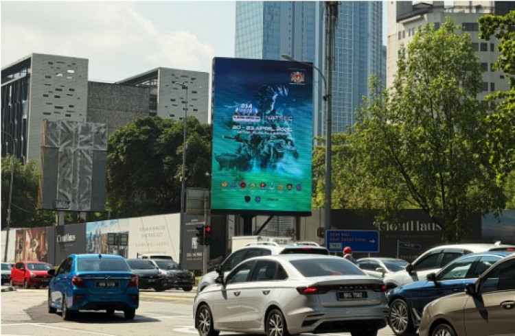 1 Panel Vertical Digital Screen Billboard at Jalan Raja Chulan - Jalan Bukit Bintang, Kuala Lumpur (from Pavillion KL)