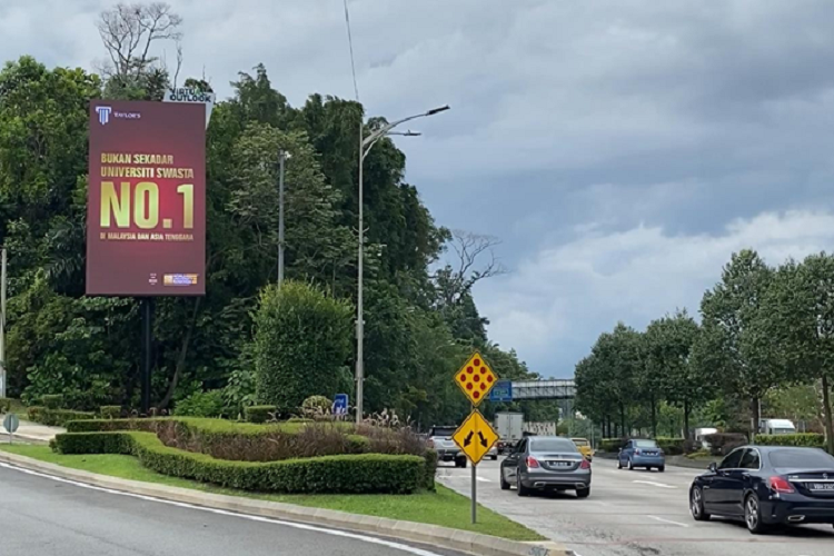 1 Panel Vertical Digital Screen Billboard at Jalan Damansara, Kuala Lumpur (heading to Kuala Lumpur)