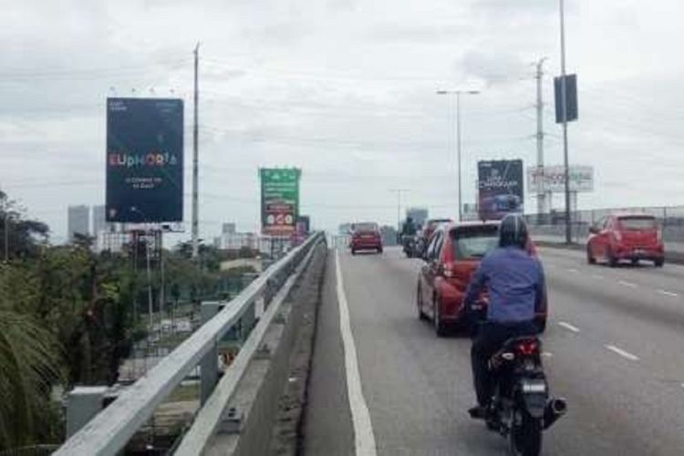 Vertical Unipole Billboard at MRR2 KM28.1, Ampang Jaya, Selangor (near Lotus's Ampang)