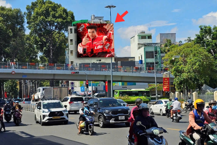 1 Panel Vertical Wallscape Billboard at 543 Nguyen Tri Phuong, Dien Hong Ward, Ho Chi Minh City