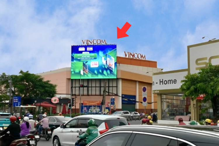 Day View - Horizontal  Billboard at 15 17 Cong Hoa, Tan Son Nhat Ward, Ho Chi Minh City (Vincom Plaza Cong Hoa)