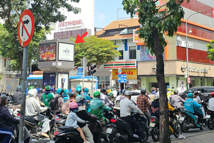 Bảng quảng cáo trụ hộp đèn E-tower 8 mặt tại 27 đường Nguyễn Đình Chiểu, Phường Tân Định, Thành phố Hồ Chí Minh (Highlands Coffee)