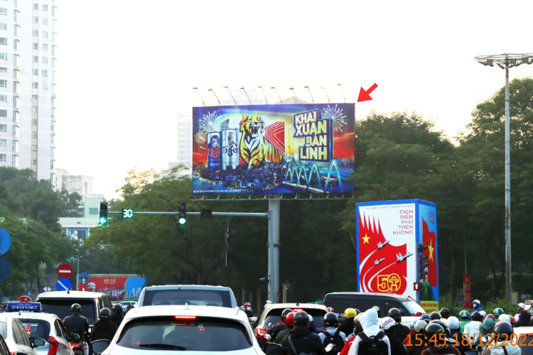1 Panel Horizontal Unipole Billboard at Nguyen Khanh Toan, Nghia Do Ward, Ha Noi City (Nghia Do Park)