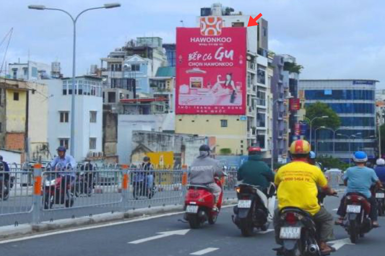 Biển quảng cáo pano gắn tường dạng đứng, 1 mặt, tại số 33 Calmette, phường Sài Gòn, TP. Hồ Chí Minh.