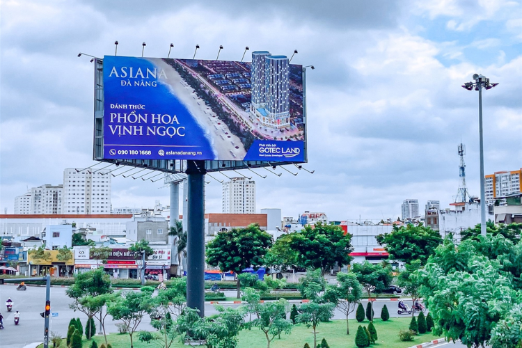 Unipole advertising of Gotec Land Real Estate