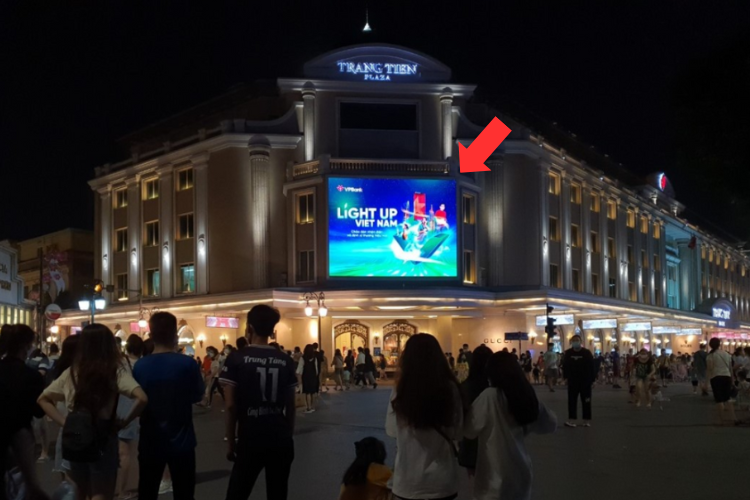 Night View - Horizontal LED Screen Billboard at 24 Hai Ba Trung, Hoan Kiem, Ha Noi City (Trang Tien Plaza)