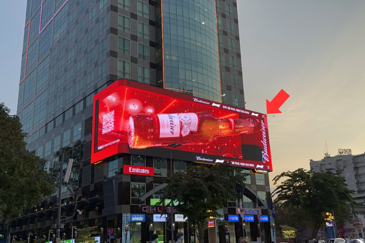1 Panel Horizontal Corner LED Screen Billboard at 115 Nguyen Hue, Sai Gon, Ho Chi Minh City (Sunwah Tower)
