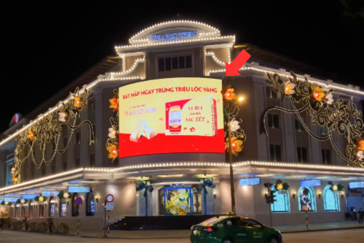 Night View - Horizontal Curved LED Screen Billboard at 24 Hai Ba Trung, Hoan Kiem, Ha Noi City (Trang Tien Plaza)