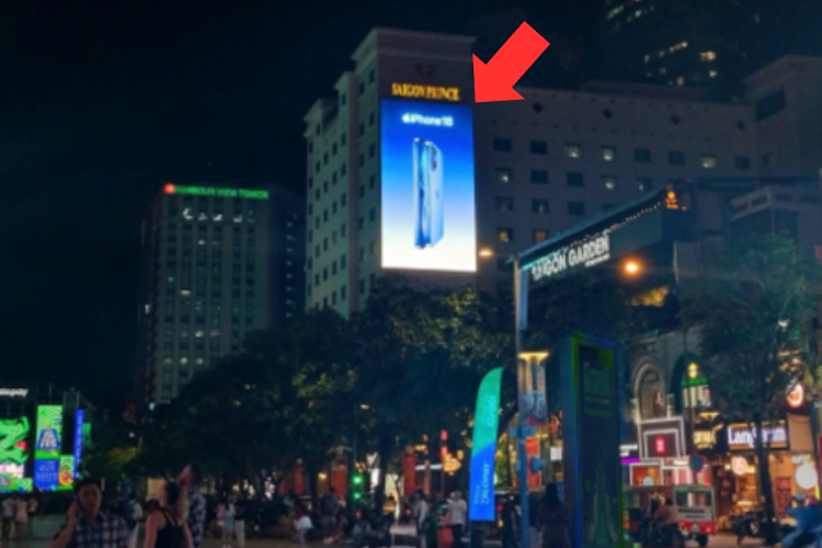 Night View - Vertical LED Screen Billboard at 63 Nguyen Hue, Sai Gon, Ho Chi Minh City (Sai Gon Prince Hotel)