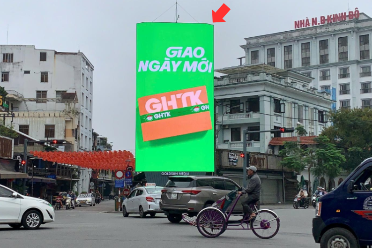 1 Sided Vertical LED Screen Billboard at Ben Nghe, Phu Hoi, Hue City (Mui Tau 5-way intersection, Hue Pedestrian Street)