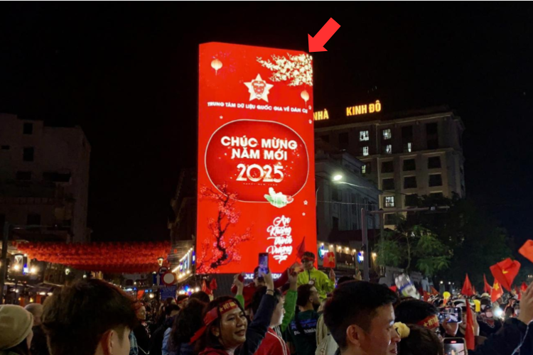 Night View - Vertical LED Screen Billboard at Ben Nghe, Phu Hoi, Hue City (Mui Tau 5-way intersection, Hue Pedestrian Street)
