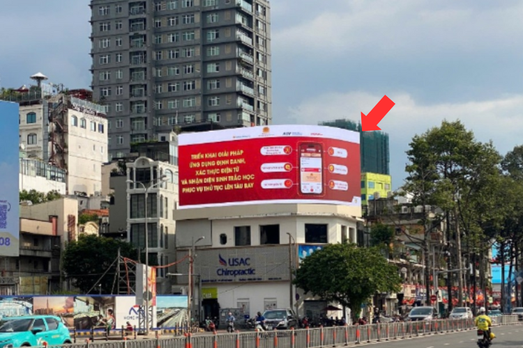 1 Sided Horizontal Curved LED Screen Billboard at 1-3-5 Tran Hung Dao, Nguyen Thai Binh, Ho Chi Minh City (Ben Thanh Roundabout)