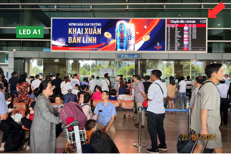 2 Panel Horizontal Airport LED Screen Billboard at Truong Son, Tan Son Hoa Ward, Ho Chi Minh City (Arrival Gates - Tan Son Nhat International Airport)