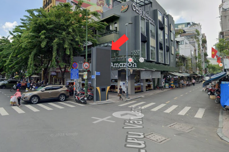 1 Panel Vertical LED Screen Billboard at Phan Boi Chau - Luu Van Lang Intersection, Ben Thanh Ward, Ho Chi Minh City