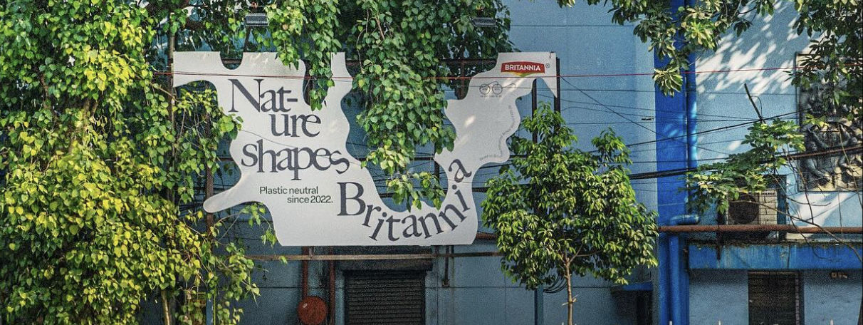 Một trong những billboard thuộc chiến dịch “Nature Shapes”, nơi thiết kế được điều chỉnh theo hình dáng cây thực tế